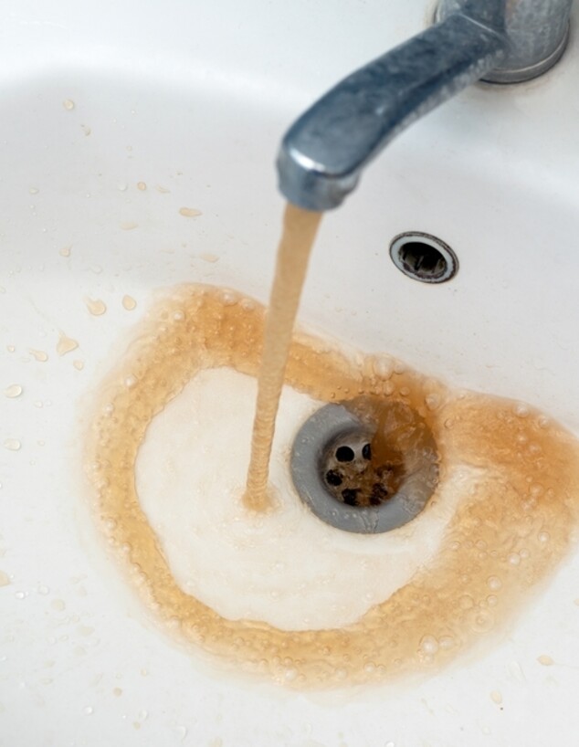 מים חומים מהברז