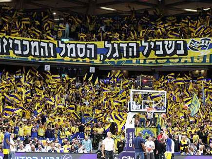 אוהדי מכבי ת&ldquo;א. נלחמים שקטש יישאר (אלן שיבר) (צילום: ספורט 5)