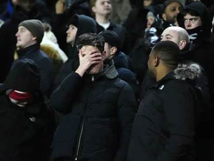 אוהדי ארסנל מדוכאים ביציע (GETTY)