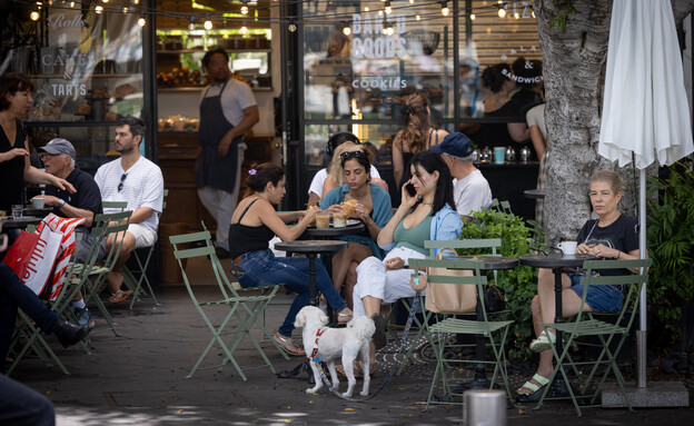 אנשים יושבים בבית קפה בתל אביב אנשים יושבים בבית קפה בתל אביב
