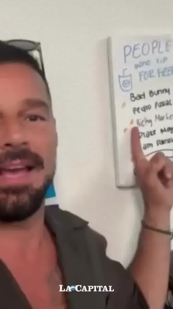 ריקי מרטין נכנס לבר במיאמי. רואה שלט שריקי מרטין ברשימה של מי ששותה חינם. ריקי מרטין שותה