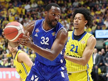 סיומת של יורוליג בצבע. אונואקו (אלן שיבר) (צילום: ספורט 5)