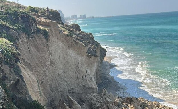 קריסת חלק מהמצוק בחוף סידני עלי (צילום: אסף ניסנבוים, רשות הטבע והגנים)