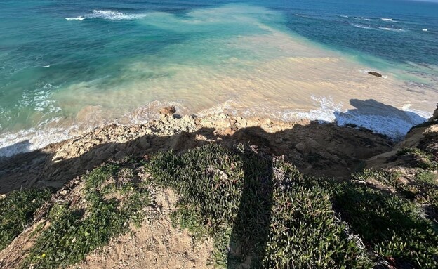 קריסת חלק מהמצוק בחוף סידני עלי קריסת חלק מהמצוק בחוף סידני עלי