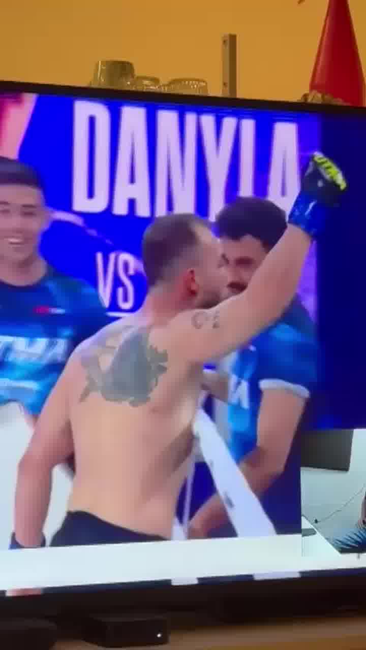 בקרב שקדם לאהבת השם: מתאגרף טורקי עשה אצבע משולשת לקהל הישראלי שבאולם