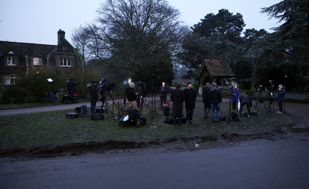 אנשי תקשורת מחוץ לאחוזה של הנסיך אנדרו