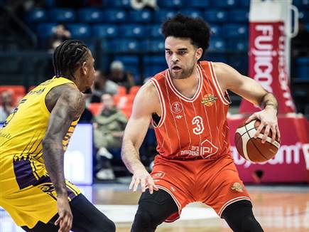 והוא השתלט על העניינים בפתיחה. בראיינט (עודד קרני)