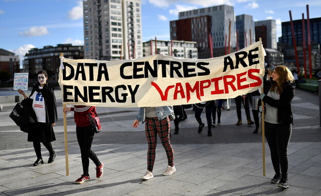 מחאה באירלנד נגד הקמת חוות שרתים של פייסבוק מחאה באירלנד נגד הקמת חוות שרתים של פייסבוק