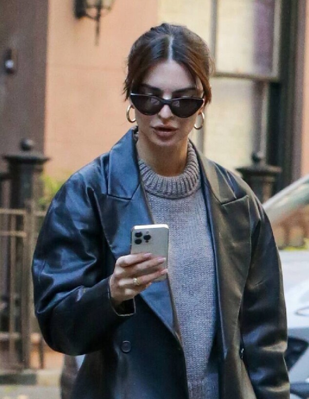 אמרטה בסניקרס לבנות