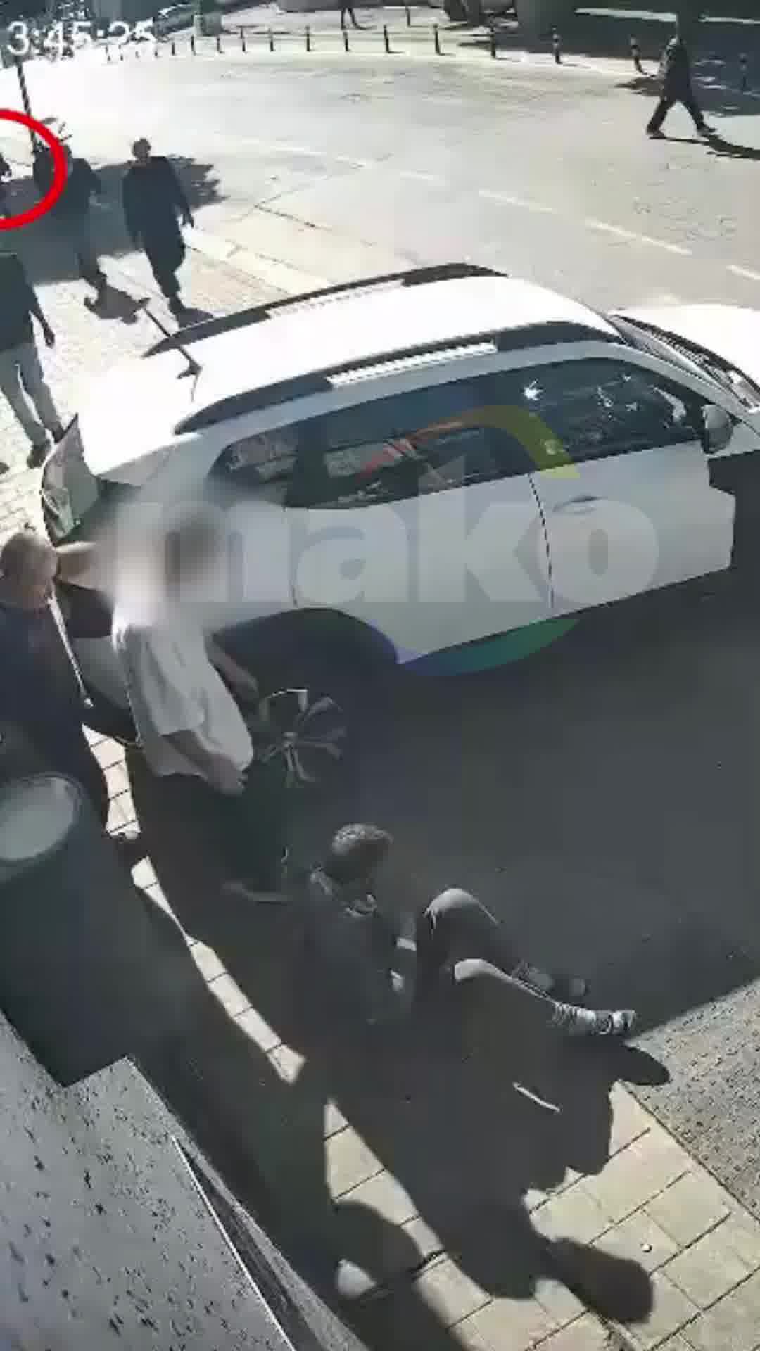 עוקץ "צ'רלי וחצי": חשב שדרס הולך רגל ונשדד תוך שניות על ידי צעירה שרוקנה לו את הרכב