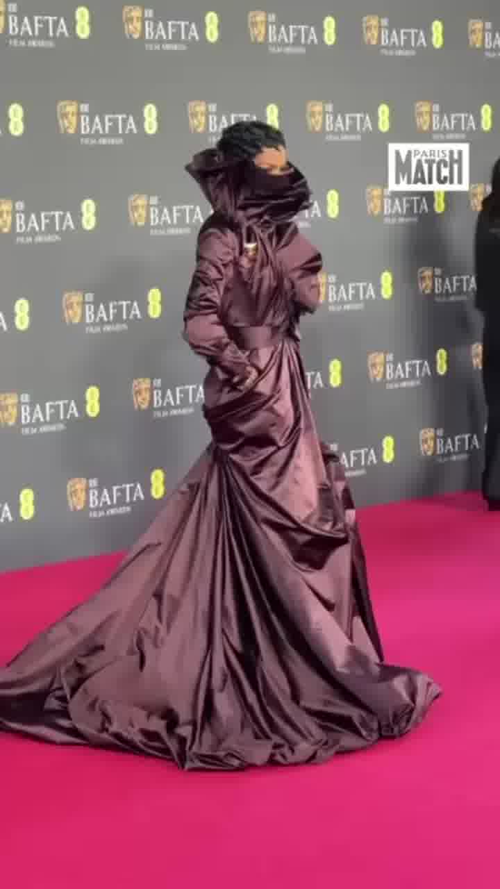 מה אומרים על הלוק של טיאנה טיילור?