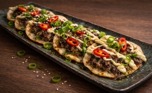 גיוזה פתוחה - לחמג'ון אסייתי (צילום: יעל קצב, mako אוכל)