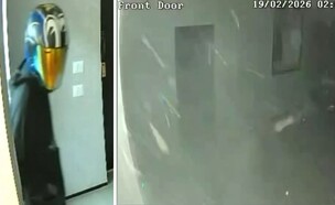 מטען חבלה רב עוצמה פוצץ בכניסה לבית הוריו של עבריין מוכר ברמת גן (צילום: mako)