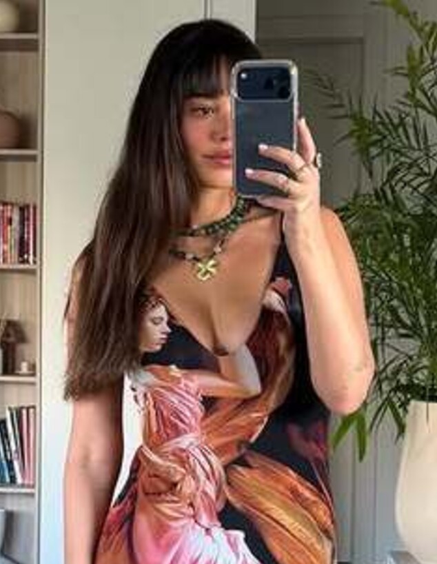 דנית בשמלת סליפ