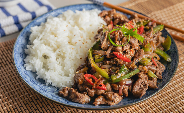 רצועות בקר בפלפל ירוק. הכי משתלם שייטל רצועות בקר בפלפל ירוק. הכי משתלם שייטל