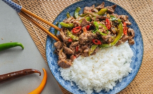 רצועות בקר בפלפל ירוק (צילום: הדס לפידות)