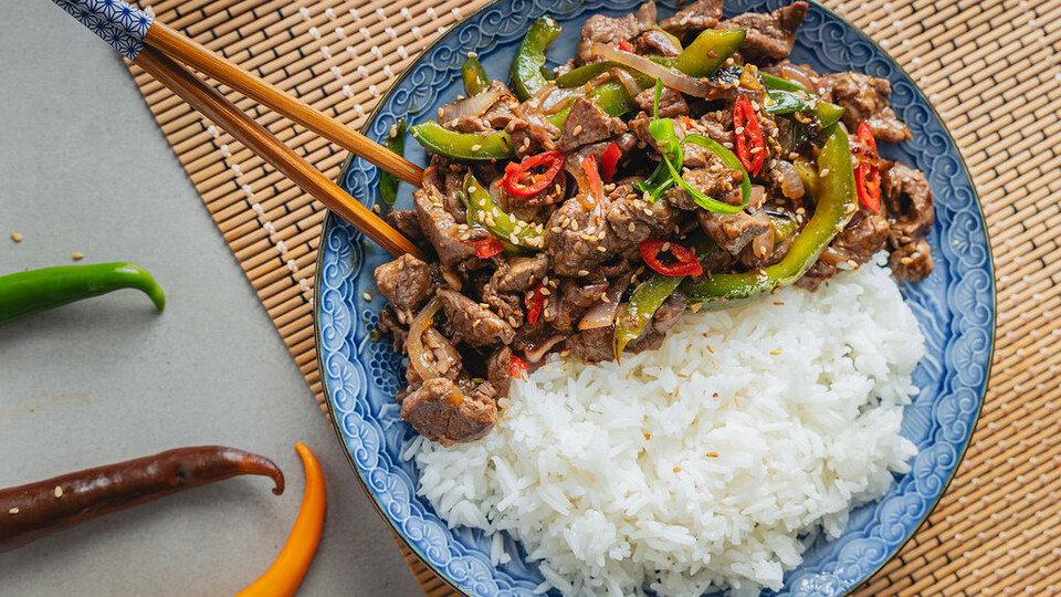 רצועות בקר בפלפל ירוק (צילום: הדס לפידות)