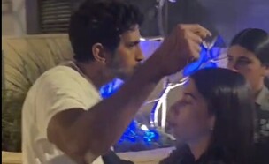 הצחי הלוי מחוץ לביתו מול מרדכי דוד (צילום: לפי סעיף 27 א')