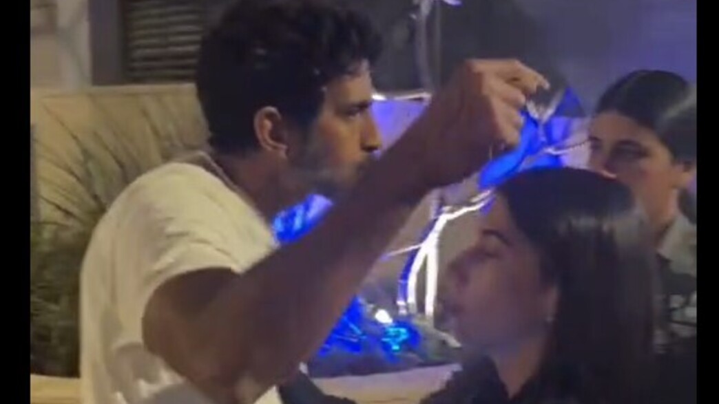 הצחי הלוי מחוץ לביתו מול מרדכי דוד