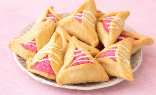  אוזני המן במילוי במבה אדומה (צילום: AI)