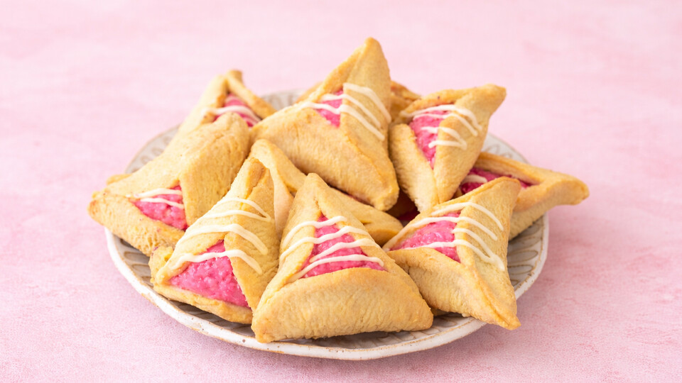  אוזני המן במילוי במבה אדומה (צילום: AI)