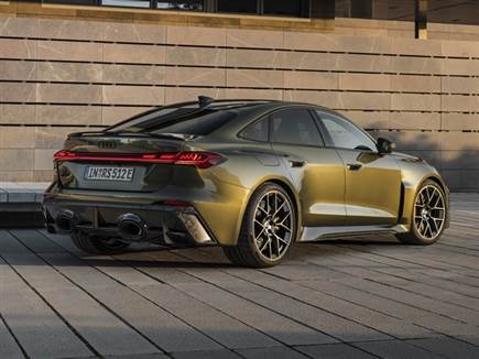 במרכז הדיפיוזר האחורי ישנו פס מחזיר אור אדום, בכל זאת, להדגיש את ה (צילום: ספורט 5)