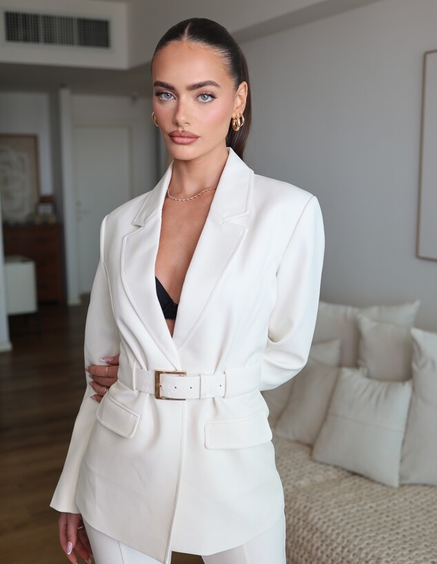 יעל שלביה בחליפה לאביב