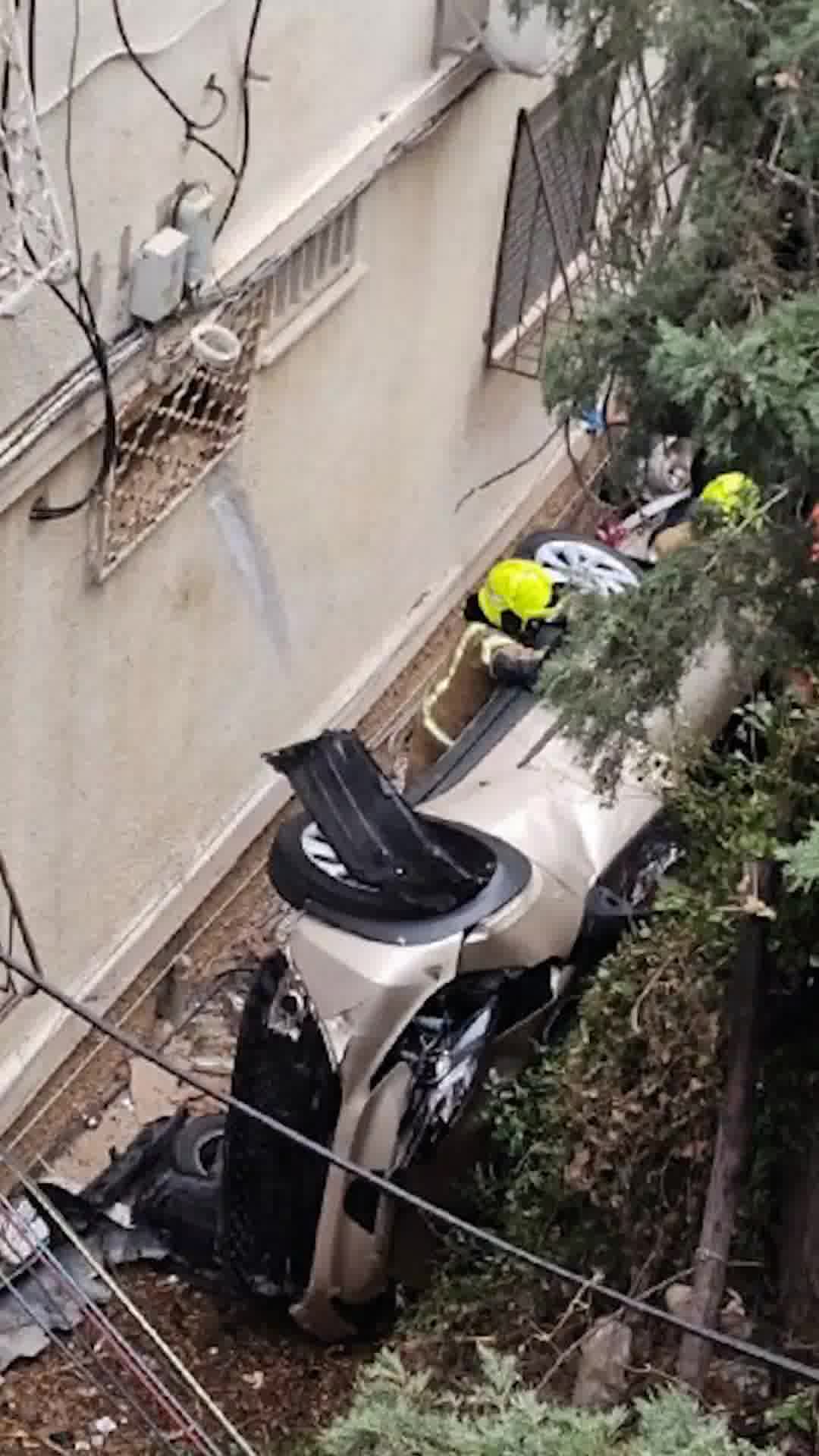 רכב הידרדר לתוך חצר של בניין מגורים בחיפה, נערה בת 16 ואישה בת 70 נפצעו ופונו לבי"ח