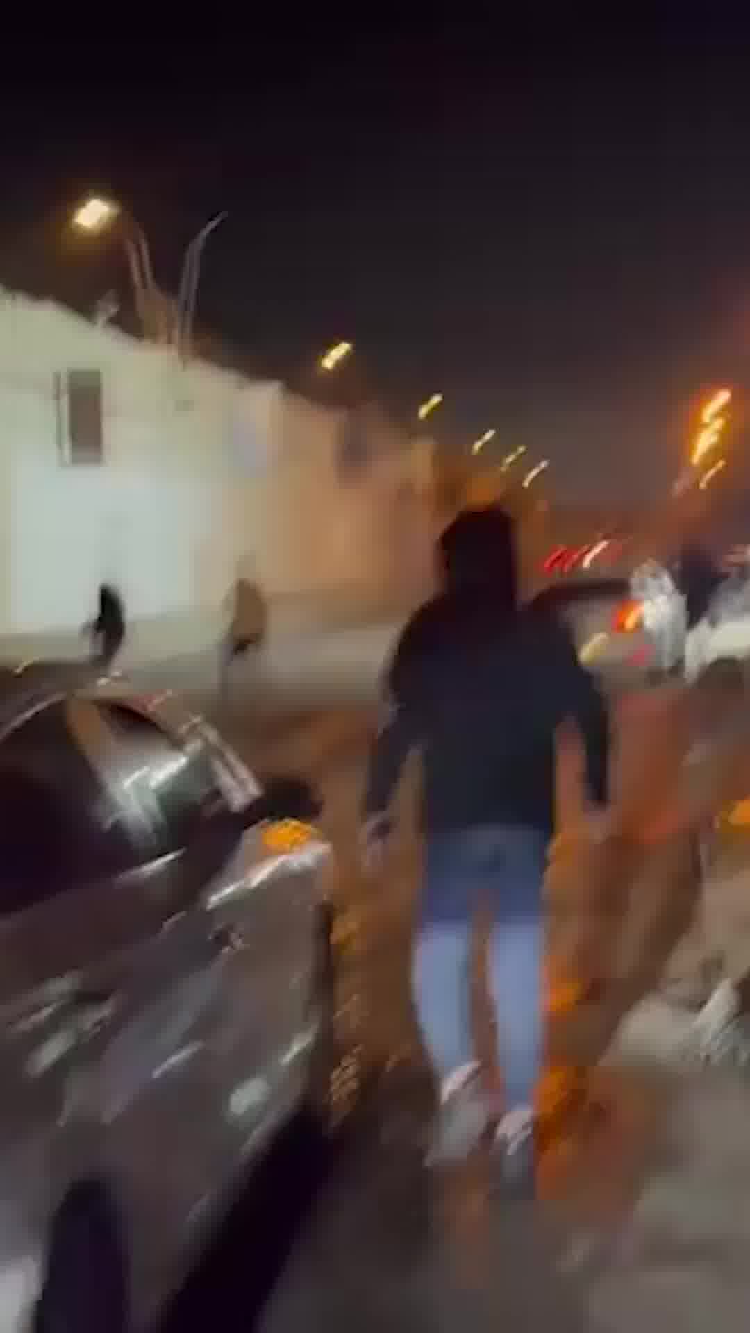 פלסטינים הורידו סולמות מגדר ההפרדה בא-ראם, לאחר ששני שב"חים נפצעו מירי כוחות הבטחון