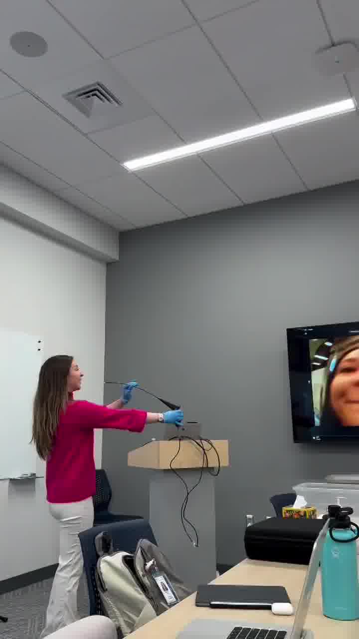 כשהמרצה לאנטומיה לוקחת את התפקיד יותר מדי ברצינות