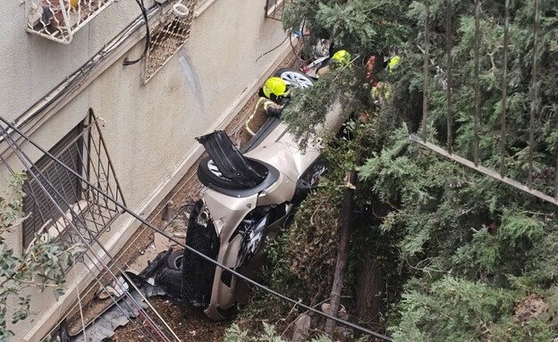 רכב התדרדר ונפל לחצר בניין מגורים בחיפה רכב התדרדר ונפל לחצר בניין מגורים בחיפה