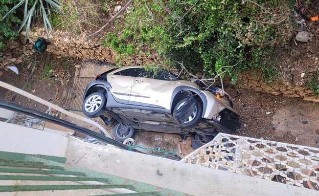 רכב התדרדר ונפל לחצר בניין מגורים בחיפה רכב התדרדר ונפל לחצר בניין מגורים בחיפה