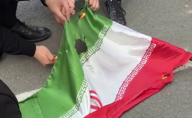 סטודנטיות מציתות את דגל איראן סטודנטיות מציתות את דגל איראן