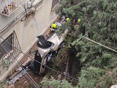 תאונה חריגה: 2 פצועות מהידרדרות רכב לחצר בית