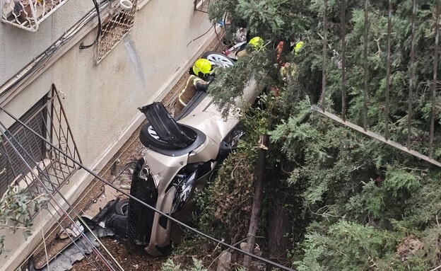 רכב הידרדר לחצר בית בחיפה (צילום: תיעוד מבצעי מד"א)