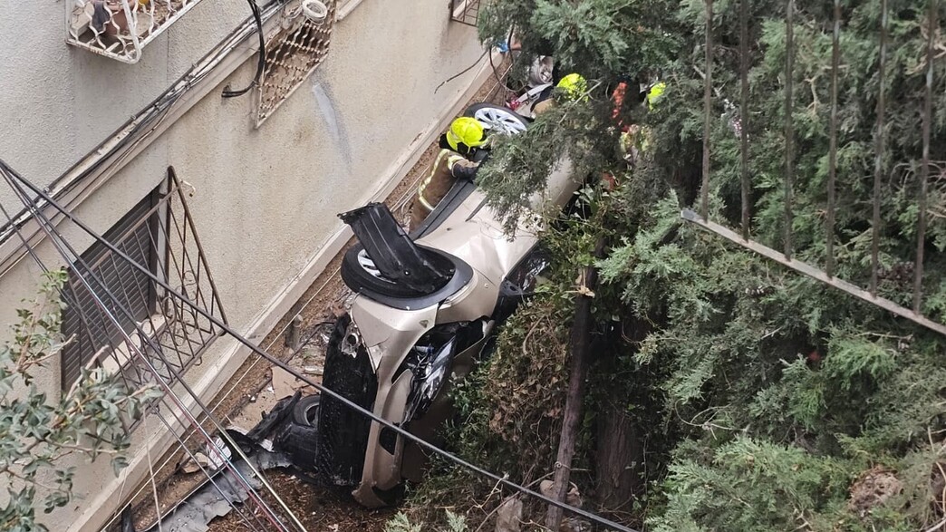 רכב הידרדר לחצר בית בחיפה רכב הידרדר לחצר בית בחיפה