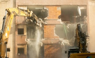 הריסת חמישה בניינים ישנים בשכונת דוד אלעזר ברעננה (צילום: פיני חדד)