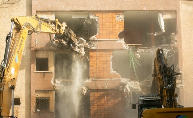 הריסת חמישה בניינים ישנים בשכונת דוד אלעזר ברעננה (צילום: פיני חדד)