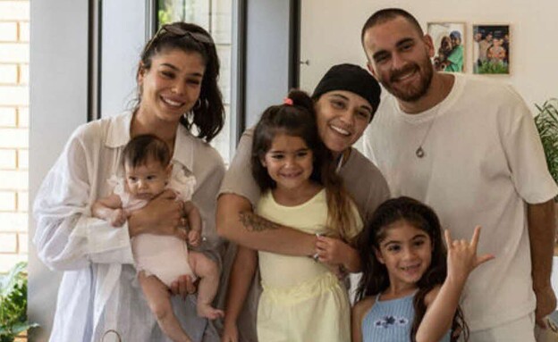 סהר דמארי ומשפחתה עם אמילי דמארי  (צילום: אבישג שאר-ישוב/לע"מ)