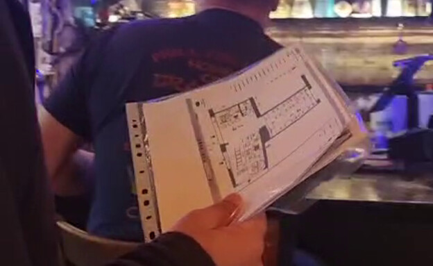 פקחי עיריית ירושלים מחלקים דוחות לעסקים בשוק מחנה פקחי עיריית ירושלים מחלקים דוחות לעסקים בשוק מחנה