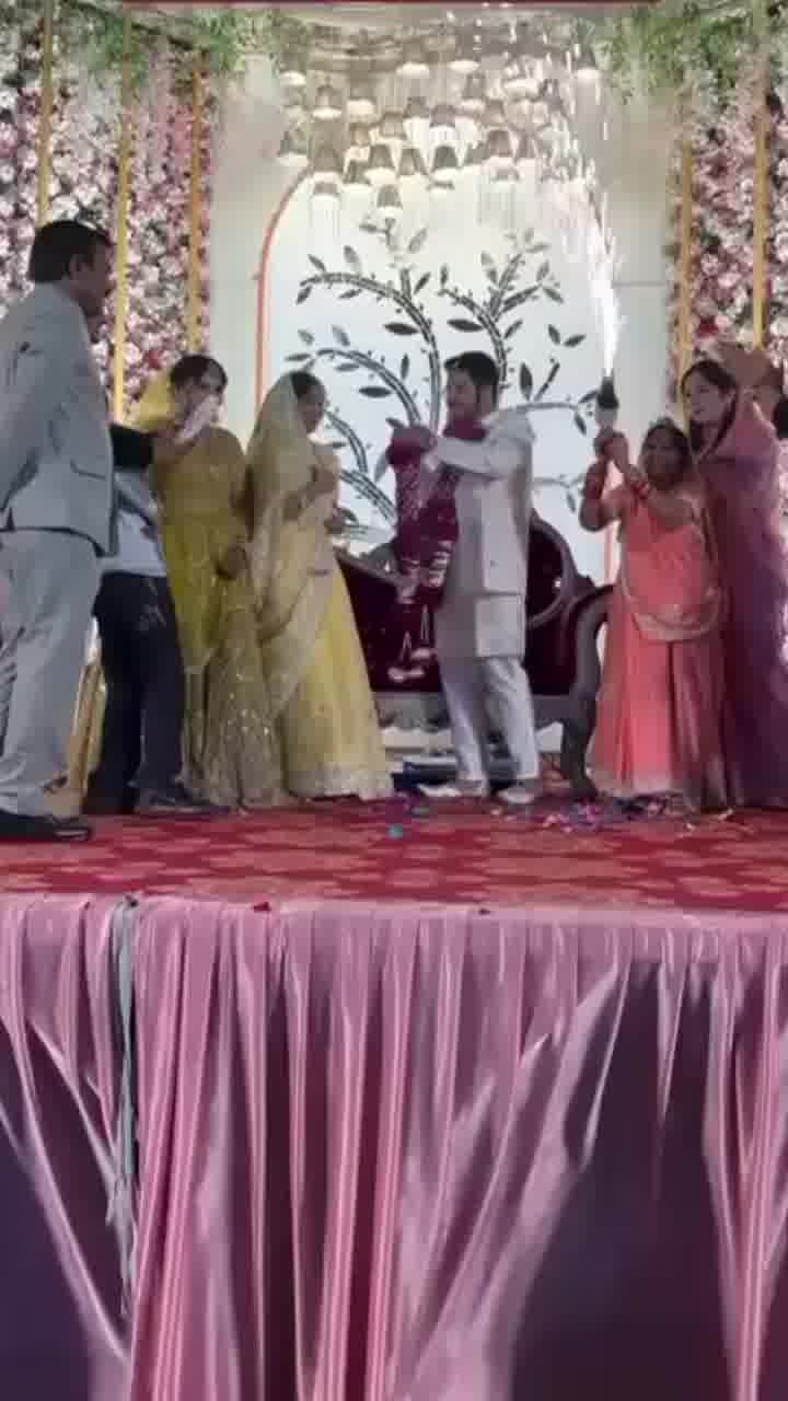 אל תתנו להם רובים: הסבתא יצאה משליטה בחתונה של הנכד