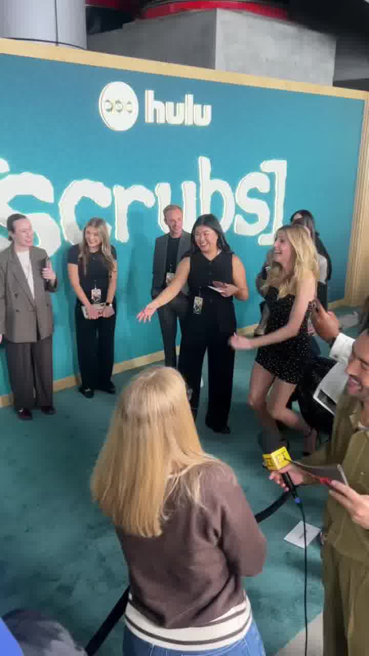 בינתיים בלוס אנג'לס: הקאסט של "סקראבס" חוגג את תחיית הסדרה - ובהצלחה עם לצלם תמונה קבוצתית