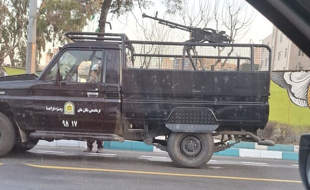 רכב משטר איראני חמוש הוצב בסמוך לאוניברסיטת טהראן