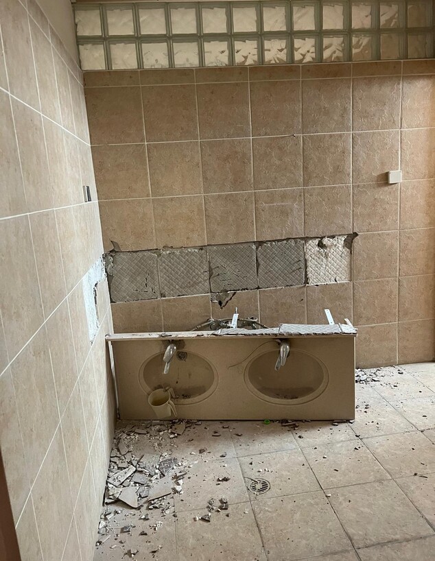 עיצוב מדברי פנימייה לבנות אמבטיה לפני ג 