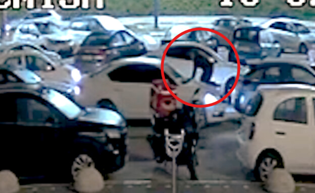 תפסה את בעלה עם המאהבת - ועלתה על מכסה המנוע