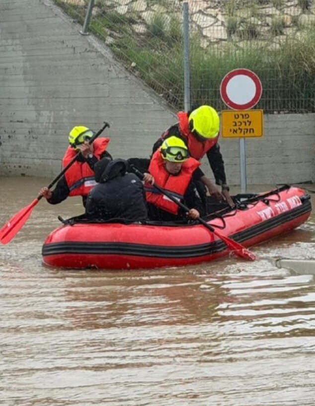 לכוד חולץ מגג רכבו בעקבות הצפה סמוך לצומת אמונים לכוד חולץ מגג רכבו בעקבות הצפה סמוך לצומת אמונים