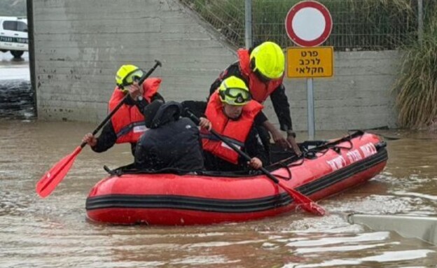 לכוד חולץ מגג רכבו בעקבות הצפה סמוך לצומת אמונים (צילום: דוברות כבאות והצלה מחוז דרום)