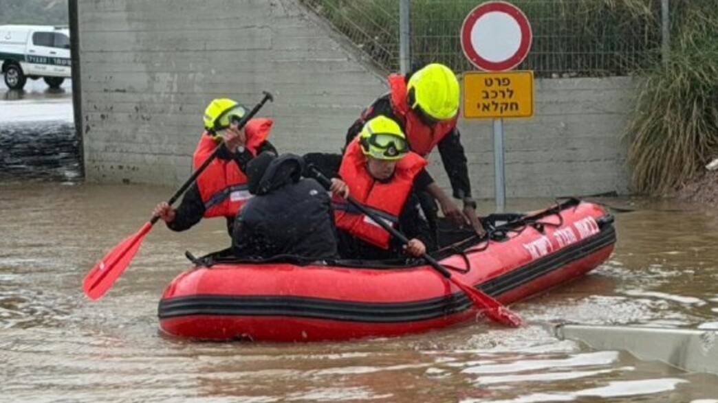לכוד חולץ מגג רכבו בעקבות הצפה סמוך לצומת אמונים