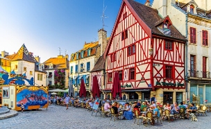 דיז'ון צרפת רחוב מסעדה (צילום: Aliaksandr Antanovich, shutterstock)