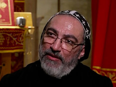 יגאל מוסקו בעקבות כתב יד בן 2,000 שנה (צילום: חדשות)